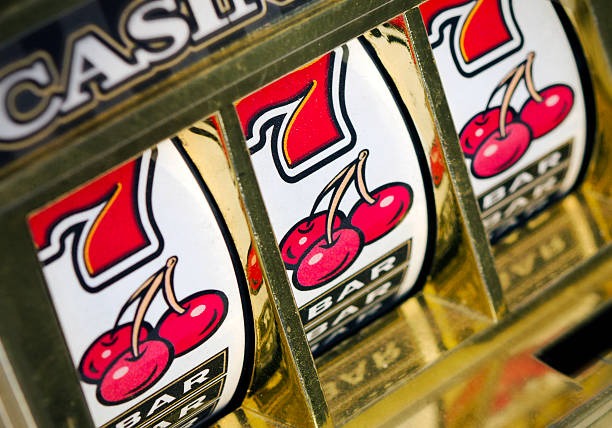 VIP Roulette live dealer studio with wheel and betting layout on dadu togel